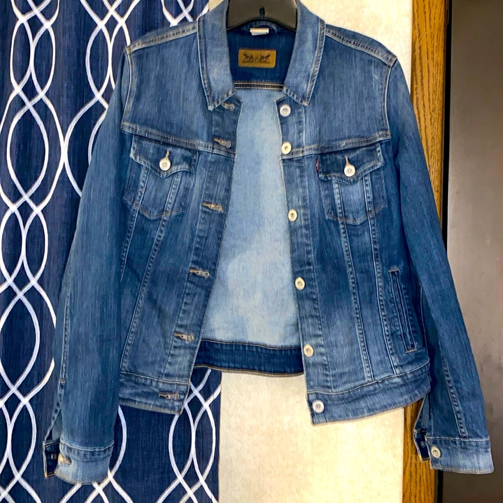 Levi’s denim trucker jacket size Large gently worn